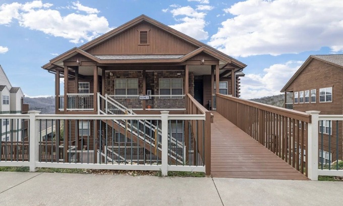 Indian Point Cabin | Idyllic Mountain Log Cabin Near Silver Dollar City & Table Rock
