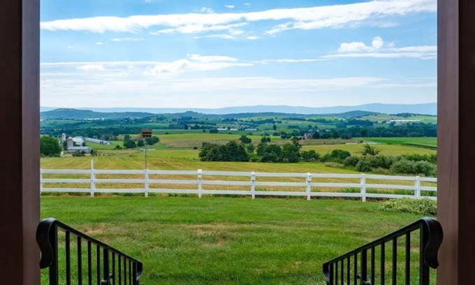 Broadway House | Scenic mountain view 3 BR house on farm with pool