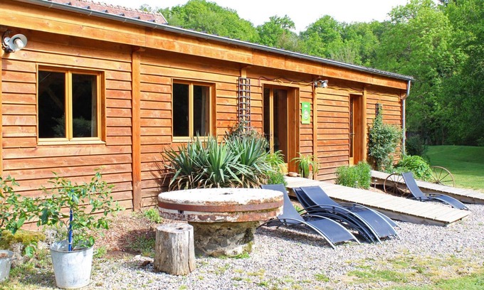 Vernusse Cottage | Gite Vernusse: Cozy 2-Bedroom Retreat with Pool & Spa