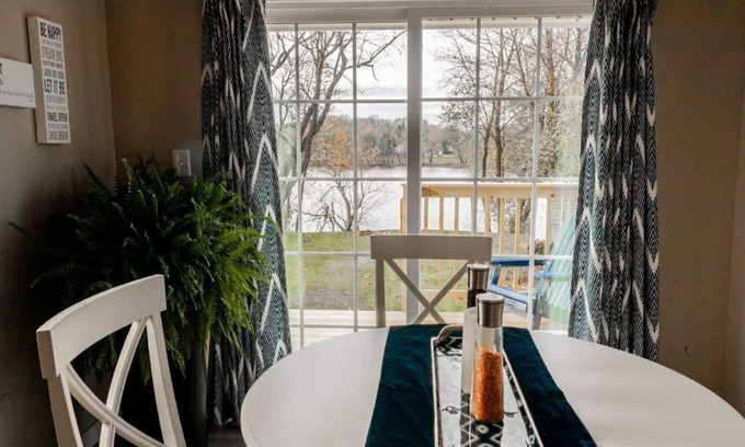 Thompsonville House | Relaxing Scenic River View with Kitchen Amenities