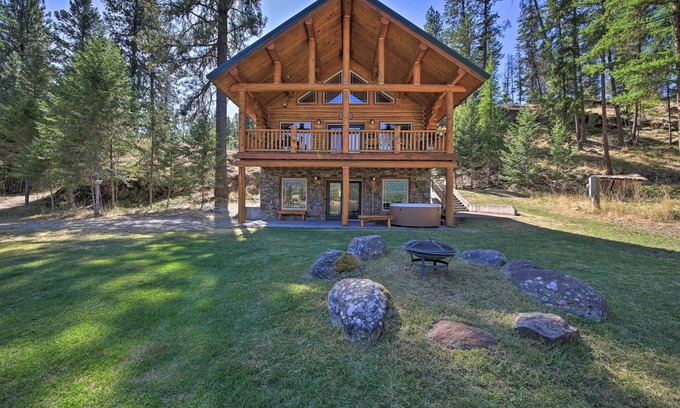 Thompson Falls Cabin | Idyllic Riverfront Escape with Hot Tub & Kayaking Bliss