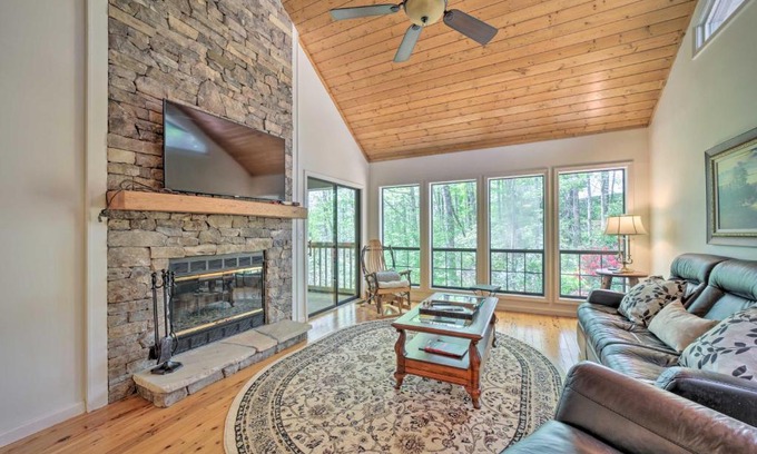 Sapphire Apartment | Scenic Sapphire Condo: Pet-Friendly Retreat with Deck!