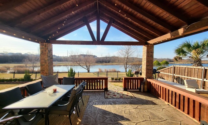Northwest Carrollton House | Scenic Spacious Patio Pond View, Pool Table, Gym, Spa Whirlpool Tub 5 Bed Room