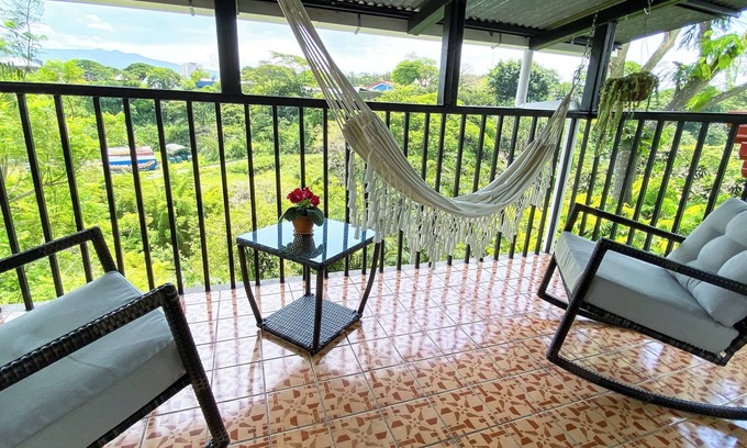 Pavas Apartment | Relaxing Studio Retreat for Digital Nomads and Families