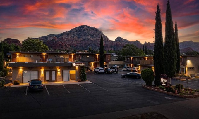 West Sedona Hotel | Stylish Double Queen with Scenic Views in Sedona Boutique Hotel