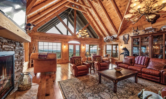 Gatlinburg - Pigeon Forge Cabin | Scenic Views Estate: Breathtaking Vistas & Hot Tub Relaxation