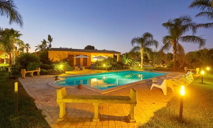 Castelvetrano Villa | Inviting Scent Selinunte Garden: Poolside Relaxation Awaits