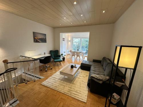 Untermeiderich Apartment | Relax in Style with Kitchen, Garden & Netflix Access