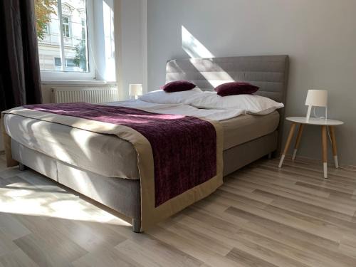 Penzing Apartment | Charming Schönbrunn Apartment: Pet & Child Friendly Stay