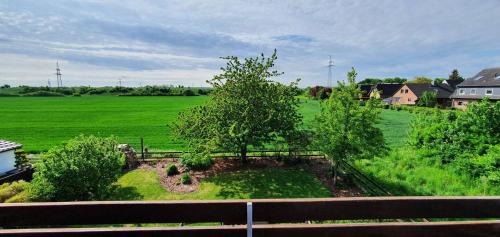Region Hannover District Apartment | Scenic Apartment Near Messe with Family-Friendly Amenities