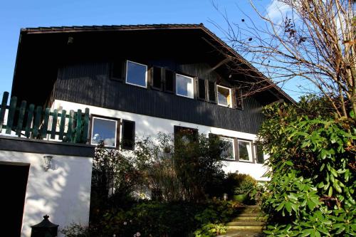 Lindlar House | Discover Schönenborn: Family-Friendly & Accessible Stay