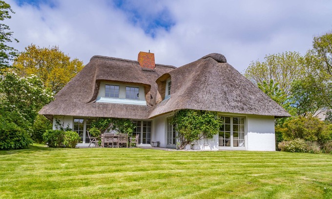 Archsum House | Charming Hausteil Under Thatch with Pool & Spa Access