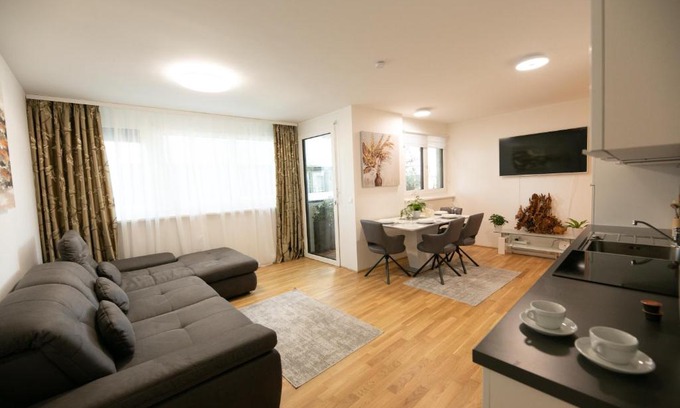 Kaisermuhlen Apartment | Beautiful Living Along the Danube with Family-Friendly Amenities