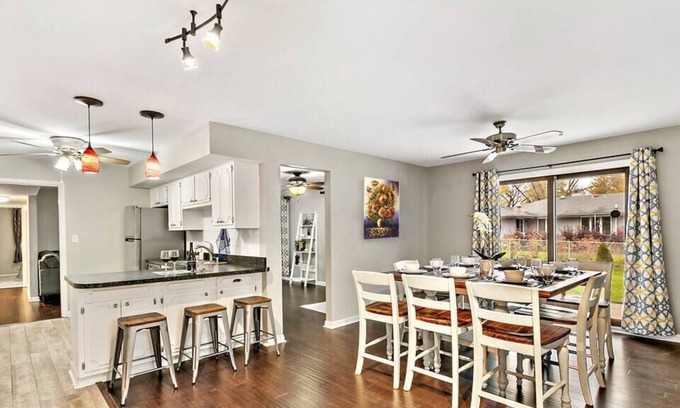 Hoffman Estates House | Schaumburg Family Home | Lovely & CLEAN with Fenced Yard!