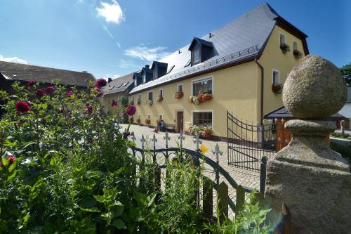 Wunsiedel Apartment | Family-Friendly Schelterhof with High Guest Ratings