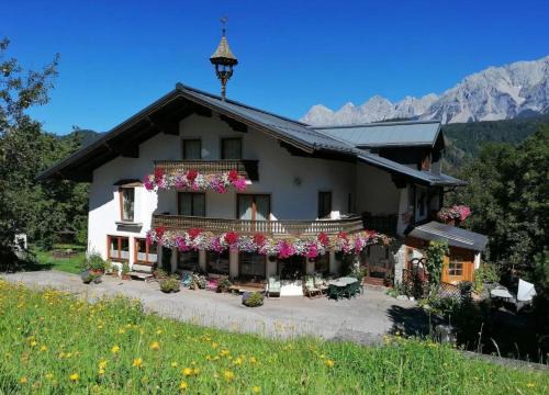 Schladming Apartment | Child-Friendly Retreat at Schererhof - Guest Rated 9.3/10