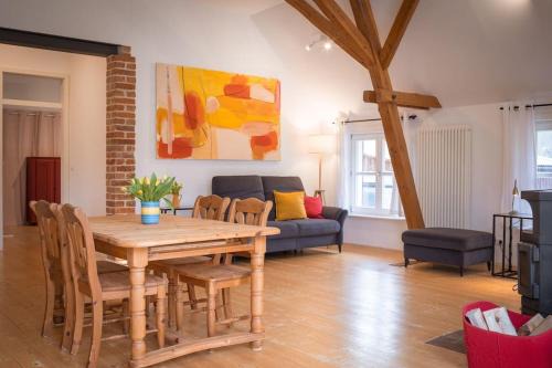 Edelsfeld Apartment | Relax at Scheunenloft with Garden - Family-Friendly Escape