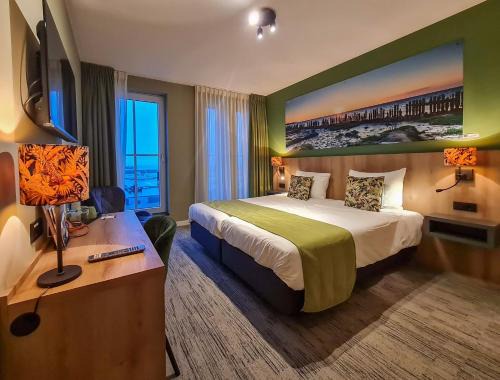 Lauwersoog Hotel | Oceanfront Oasis: Schierzicht Logement with Hot Tub & Breakfast
