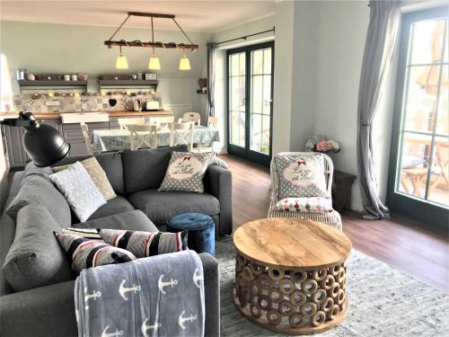 Karlshagen Apartment | Relax at Schippers Butz: Beachside Retreat with Hot Tub