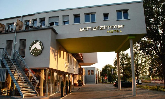 Dinkelsbuehl Hotel | Welcoming Schlafzimmer: Pet-Friendly & Family-Oriented Stay