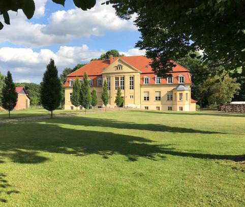 Heiligengrabe Apartment | Discover Schloss Grabow: Pet-Friendly Resort with Piano Collection