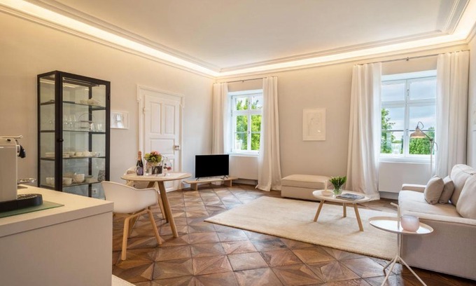Immenstaad am Bodensee Apartment | Unforgettable Stay at Schloss Kirchberg - Apartment Fleur