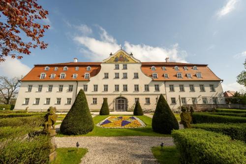 Unterallgau Hotel | Experience Elegance at Schloss Lautrach with Ocean Views