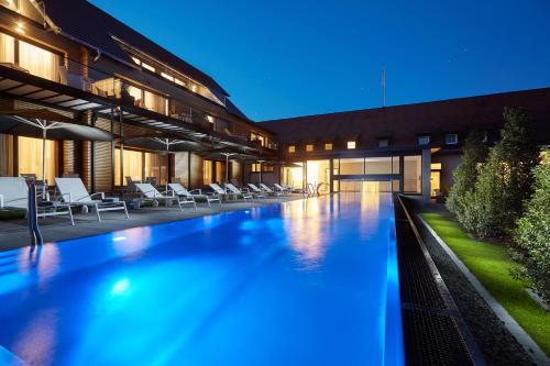 Munzingen Hotel | Experience Schloss Reinach: 4-Star Resort with Ocean Views