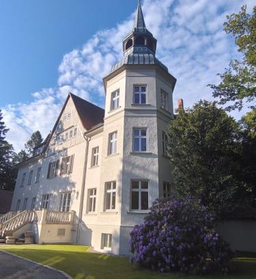 Bad Wilsnack Hotel | Explore Schloss Sigrön: Pet-Friendly Hotel with Ocean Views