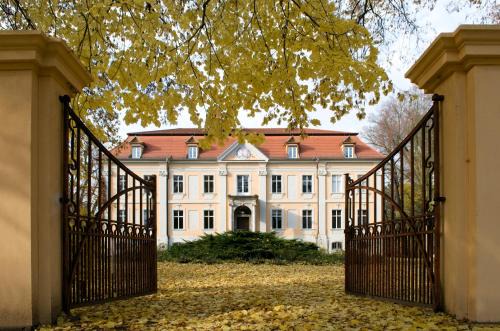 Stulpe Apartment | Elegant Schloss Stülpe: Pet-Friendly Oasis with Ocean Views