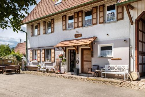 Rosenfeld House | Perfect Stay at Schlosshof Täbingen - Pet Friendly & Kitchen