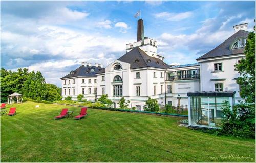 Hohen Demzin Hotel | Elegant Schlosshotel Burg Schlitz: 5-Star Oceanfront Escape