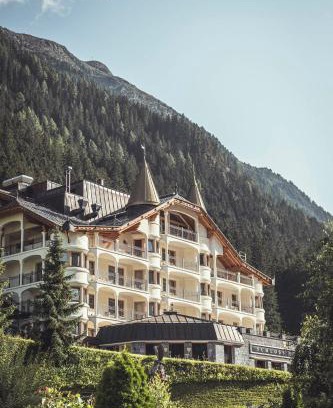 Ischgl Hotel | Elegant Schlosshotel Ischgl: 5-Star Retreat with Spa & Pool