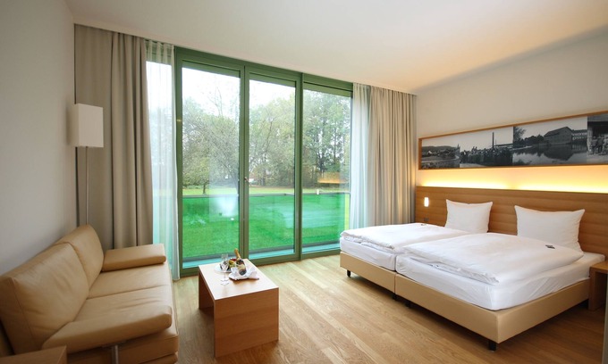 Arnstorf Hotel | Elegant Schlossparkhotel Mariakirchen: Spa & Pool Retreat