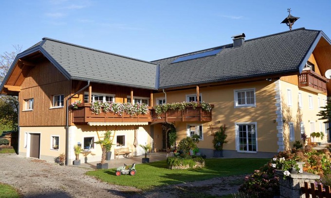 Elixhausen Apartment | Discover Schmiedbauergut Elixhausen in Nature's Embrace