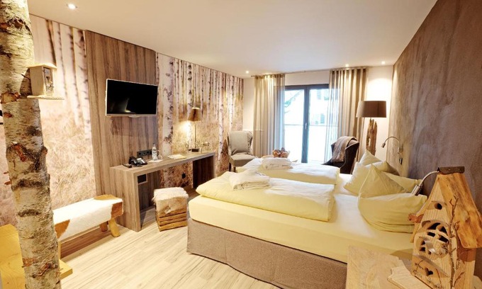 Beilngries Hotel | Discover Schmiede 7: Pet-Friendly Stay with Pool Access
