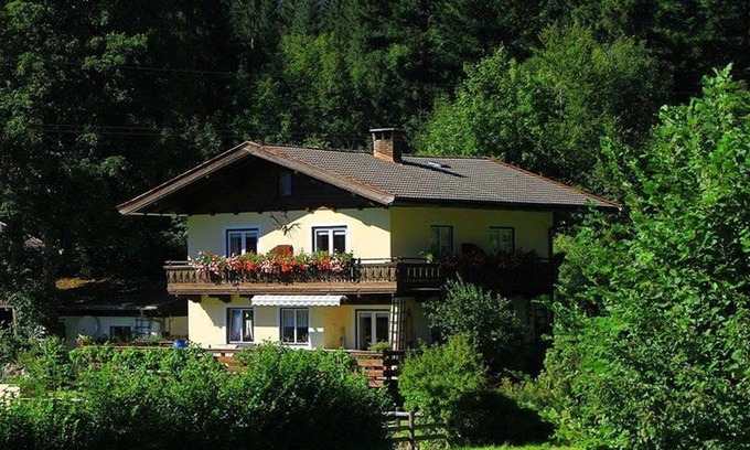 Lofer Apartment | Family-Friendly Apartment with Kitchen and Pet Access