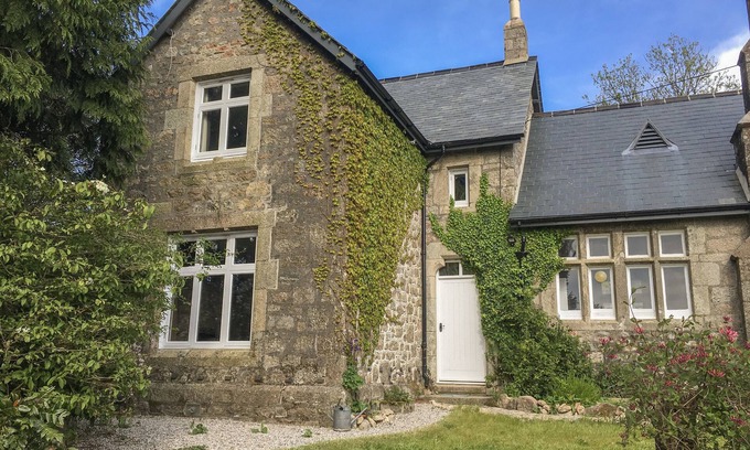 South Brent Cottage | Cozy SCHOOL HOUSE: Pet Friendly Country Cottage Retreat