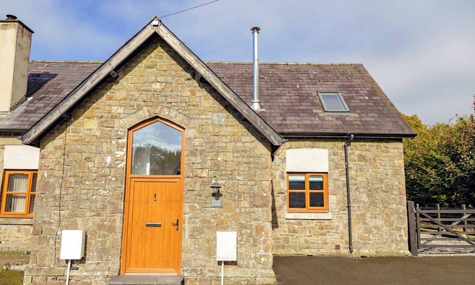 Llandeilo House | SCHOOL LODGE, pet friendly, with open fire in Llandeilo