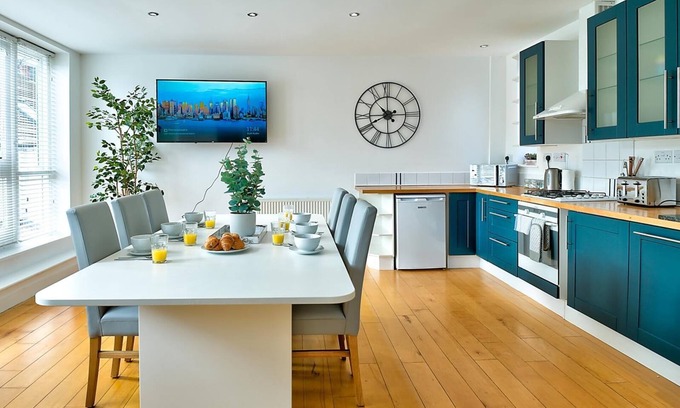 Coalbrookdale House | Discover School Path Ironbridge Townhouse with Roof Terrace