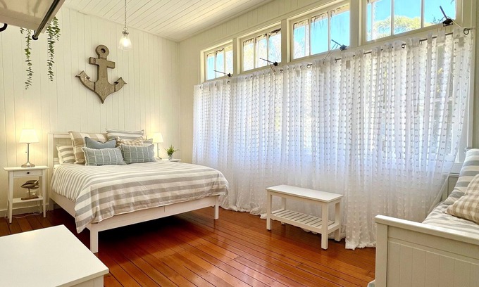 Somerset Dam House | Experience Schoolhouse Somerset Dam - Perfect for 16 Guests!
