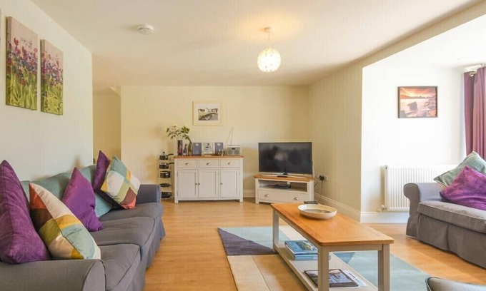 Alnmouth Cottage | Pet-Friendly Schooner Court No2: Ideal Country Getaway