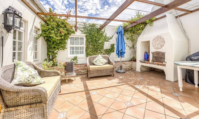 Durbanville House | Relax at Schoongezicht Guesthouse with Pool & Restaurant