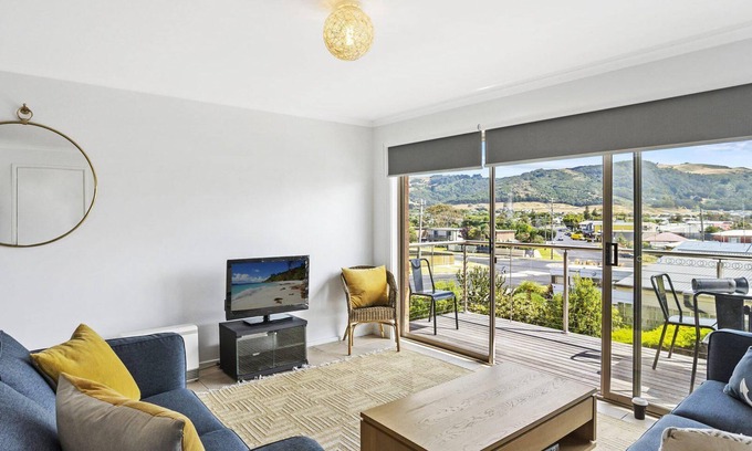 Apollo Bay Apartment | Scenic Schram Hotel: Breathtaking Ocean Views & Pool Access