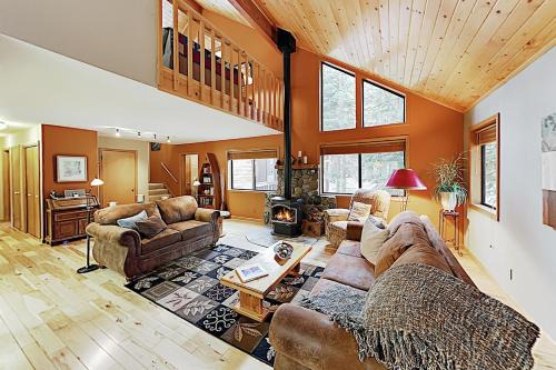 Truckee House | Discover Schussing Escape: Ocean Views & Private Beach