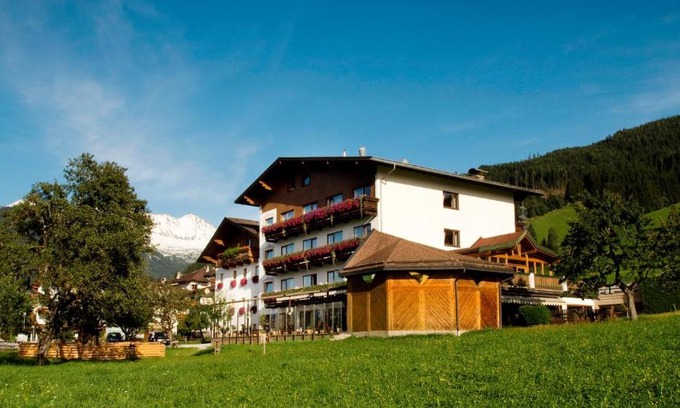 Außerweerberg Hotel | Schwannerwirt: Family-Friendly Stays with Breakfast Included