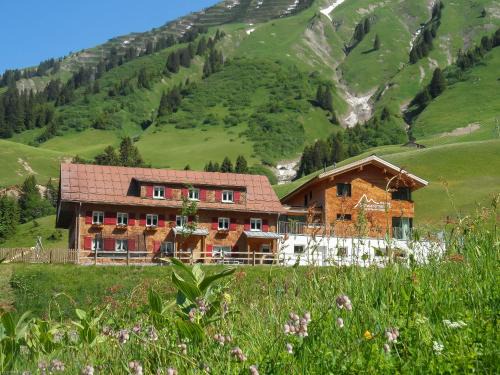 Schroecken Apartment | Discover Schwarzmann's Ferienwohnungen: Pet-Friendly Retreat