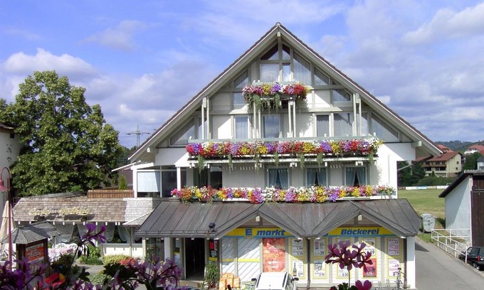 Uehlingen-Birkendorf House | Guest Rated: Schwarzwald-Pension Fechtig with Family Dining