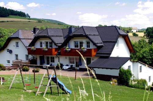 Referinghausen Apartment | Family-Friendly Retreat at Schweizes Ferienhof - Rated 9.1