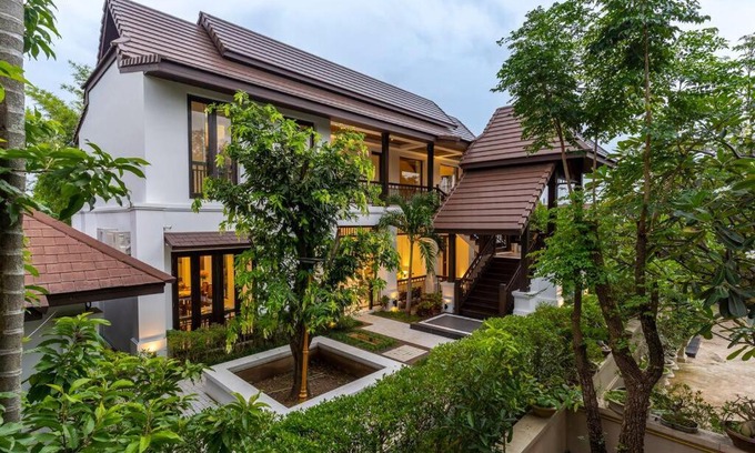 Su Thep Villa | Elegant Villa with Luxe Pools & Breakfast in City Area